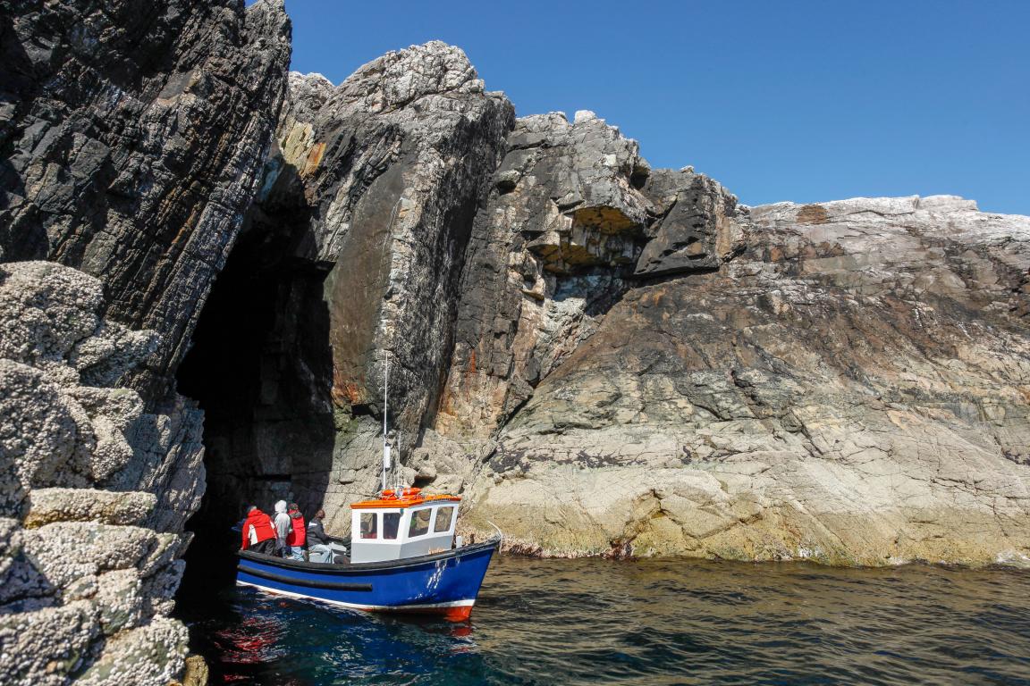 Enjoy a wildlife cruise around the Isle of Harris. (Credit: VisitScotland/ Paul Tomkins)