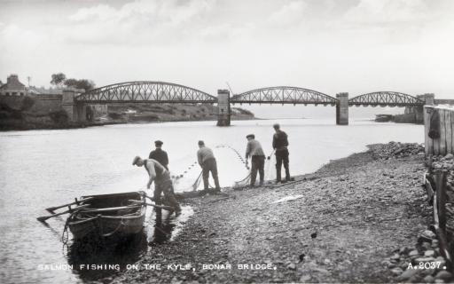 Black and white image showing 5 men holding salmon netting on the banks of the Kyle, Bonar Bridge